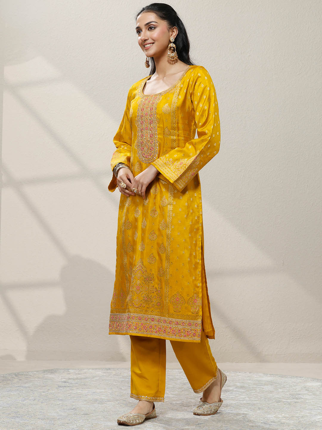 Women Regular Thread Work Kurta with Trousers & With Dupatta