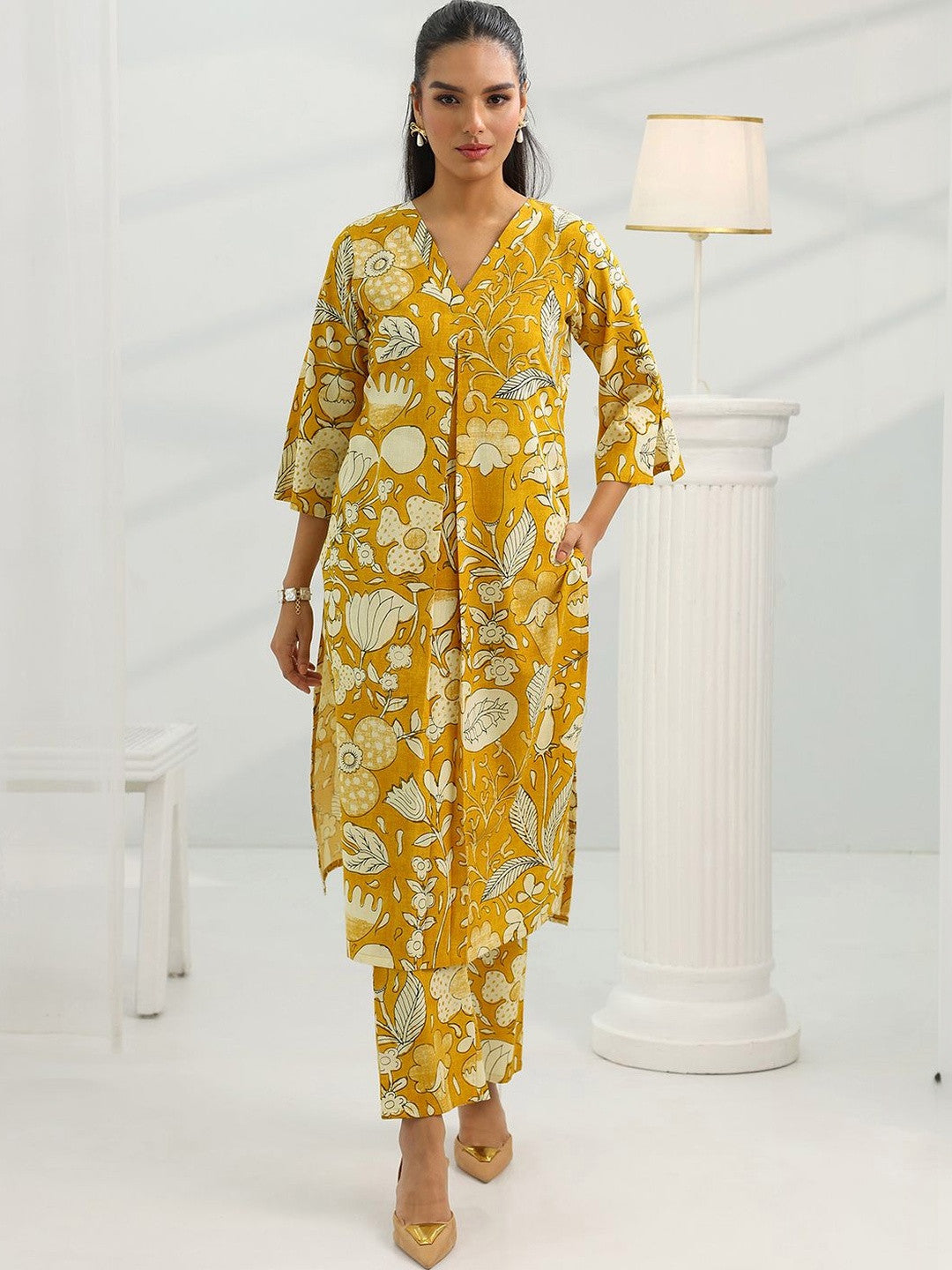 Women Floral Printed Regular Kurta with Trousers