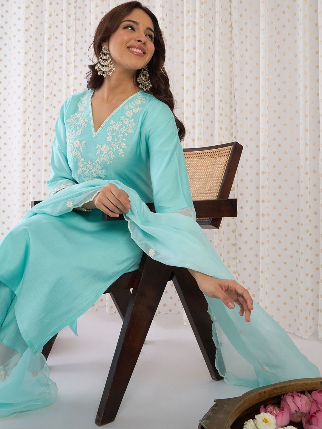 Women Floral Embroidered Regular Thread Work Liva Kurta with Trousers & With Dupatta
