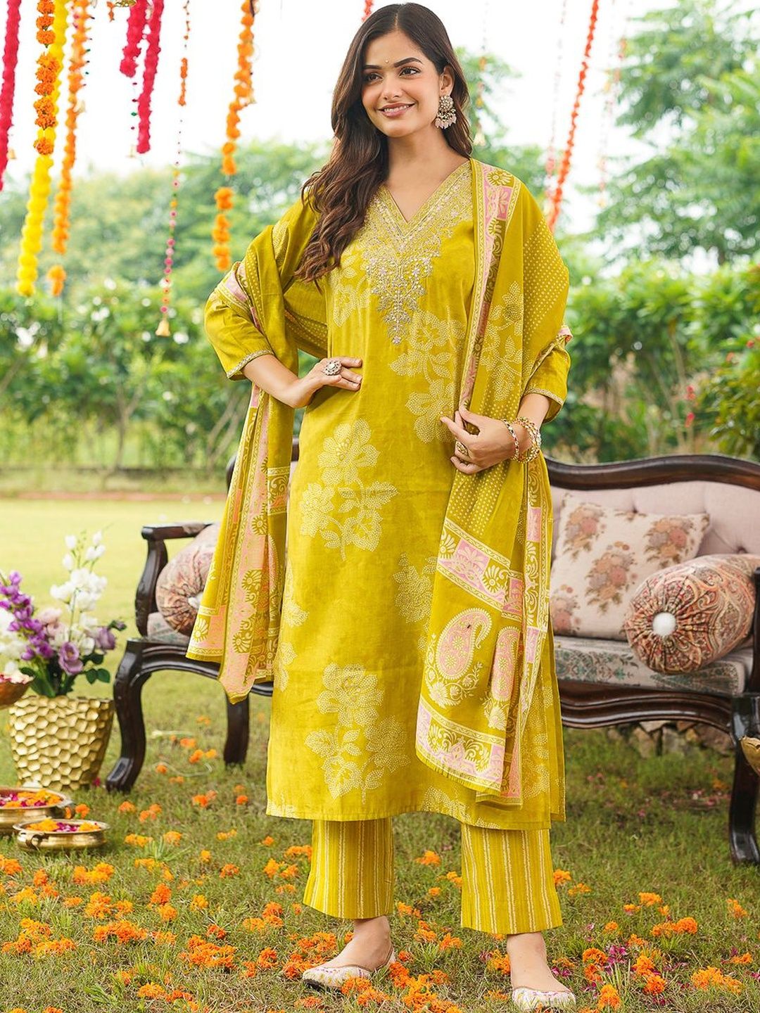 Dhiyona KL Women Floral Printed Regular Kurta with Trousers & With Dupatta
