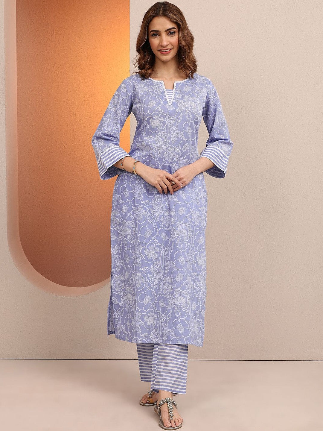 Women Floral Printed Regular Kurta with Trousers