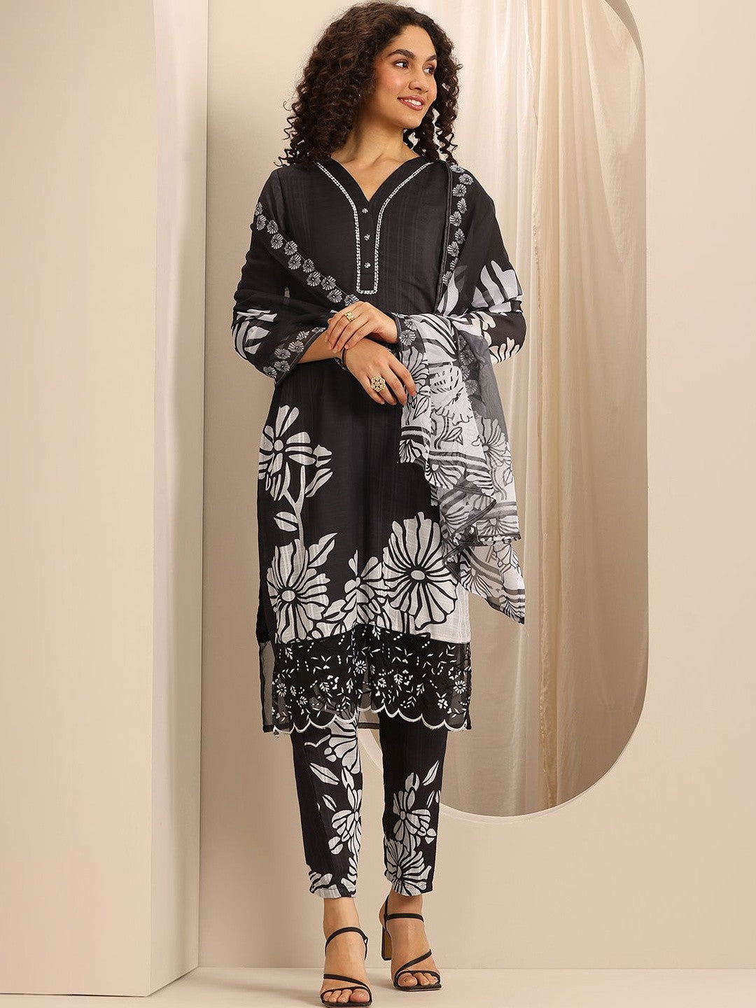 Women Floral Printed Regular Thread Work Kurta with Trousers & With Dupatta