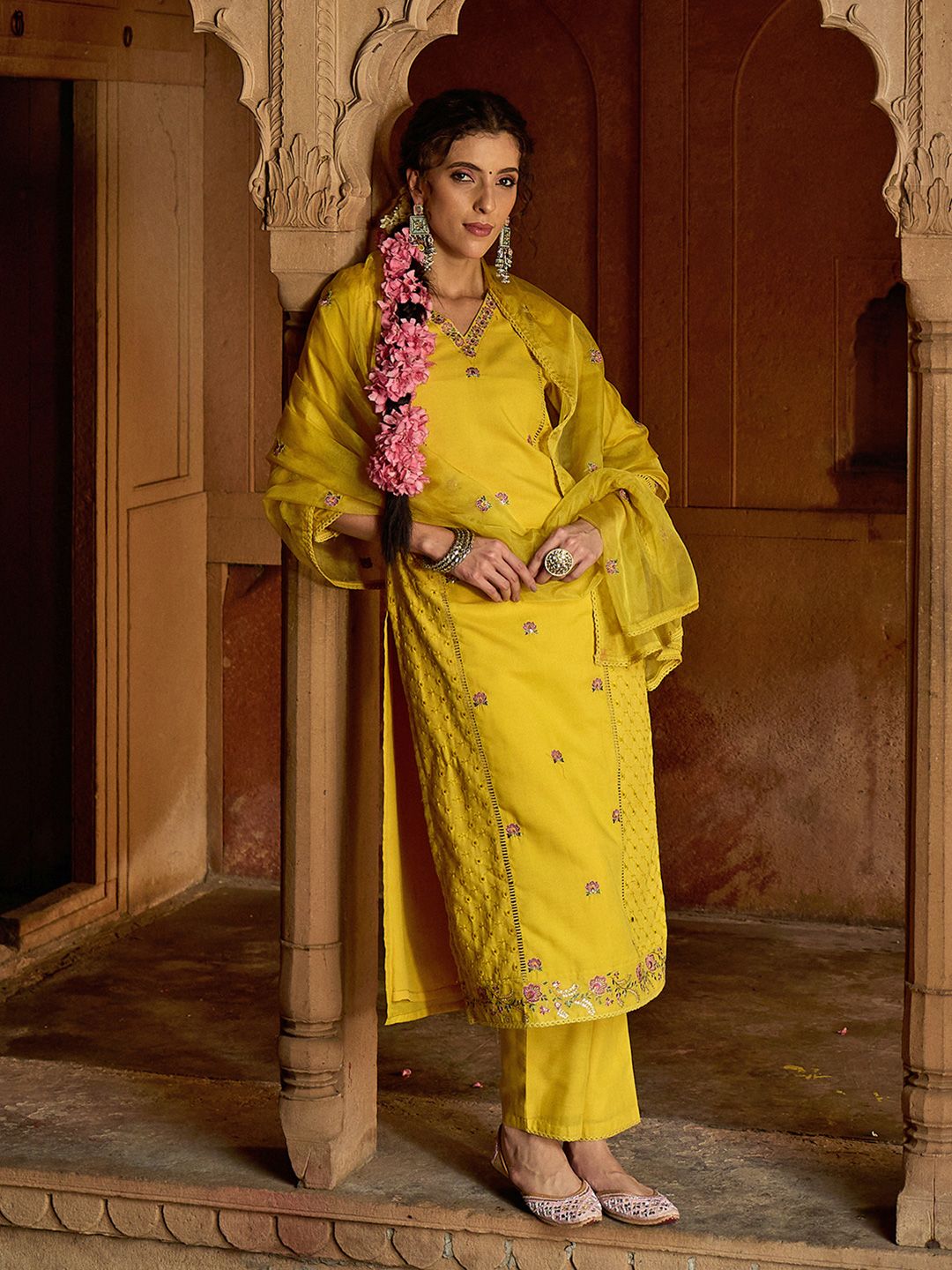 Dhiyona CH Floral Embroidered V-Neck Thread Work Straight Kurta With Solid Trousers & Dupatta