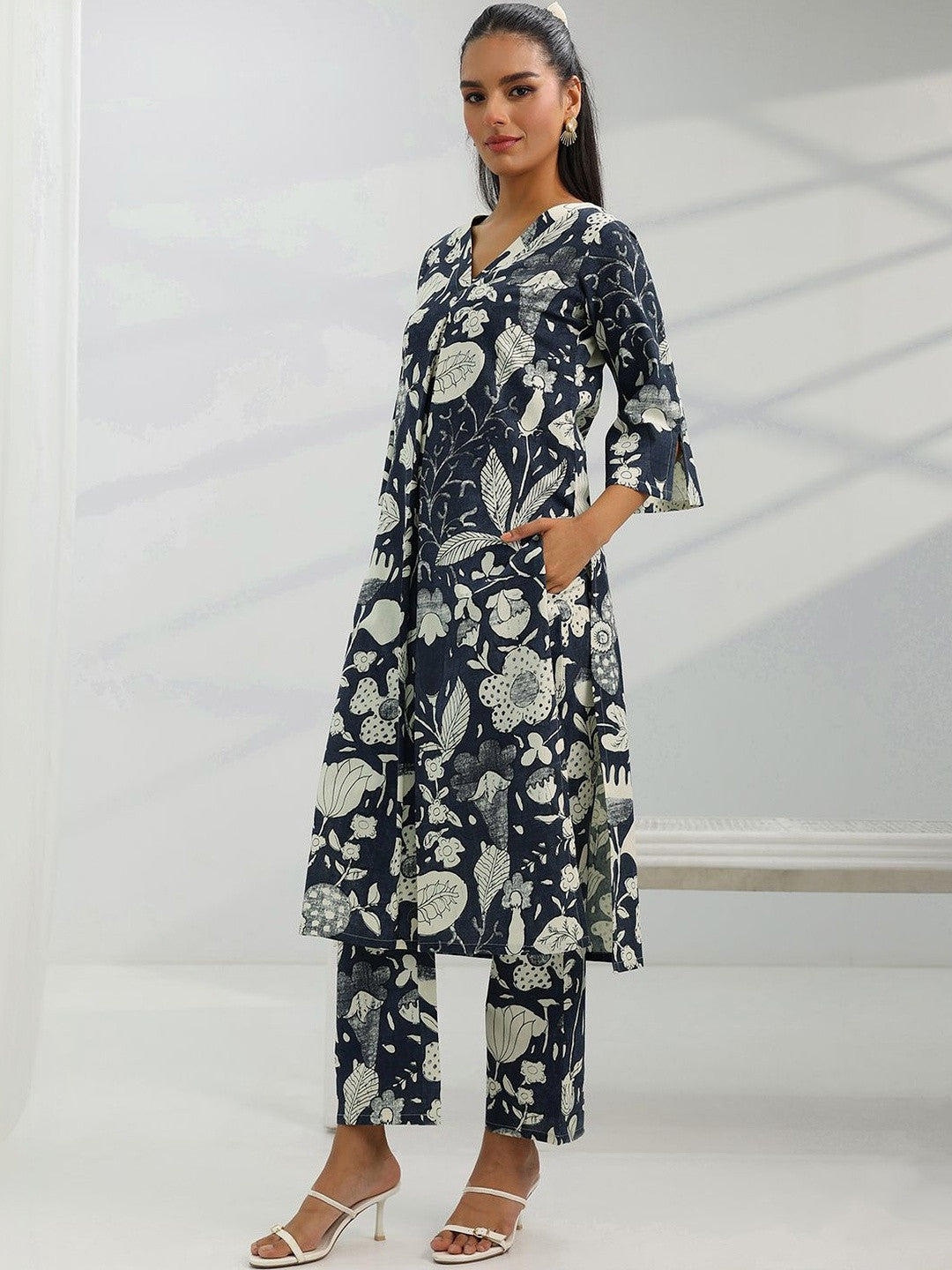 Women Floral Printed Regular Kurta with Trousers