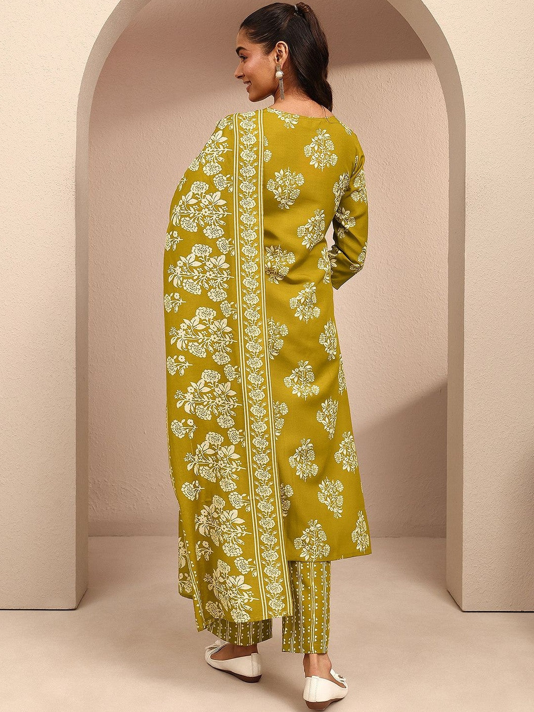 Women Floral Printed Regular Thread Work Kurta with Trousers & With Dupatta