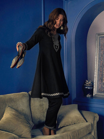 Dhiyona CH Floral Embroidered V-Neck Pleated Thread Work Kurta with Trousers