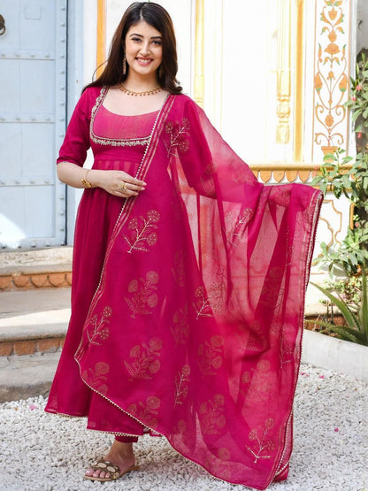Dhiyona KL Women Pink Rayon Blend Solid Anarkali Kurta Set With Dupatta