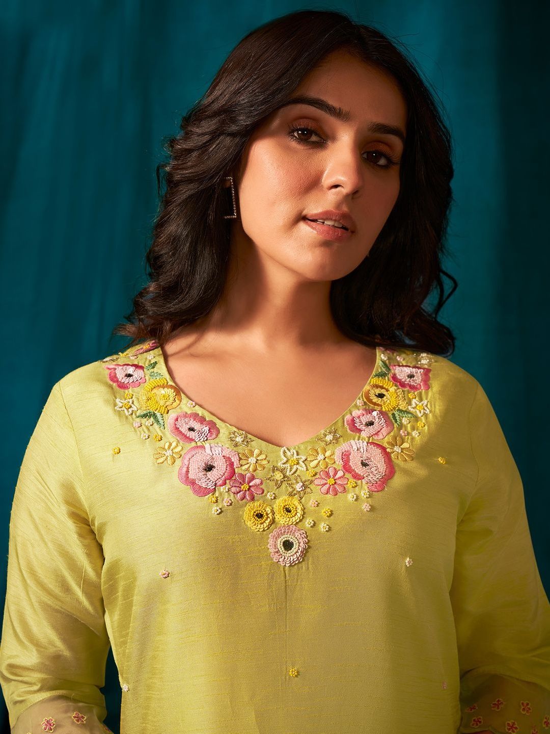 Women Floral Embroidered Kurta With Trousers & Dupatta Kurta Sets