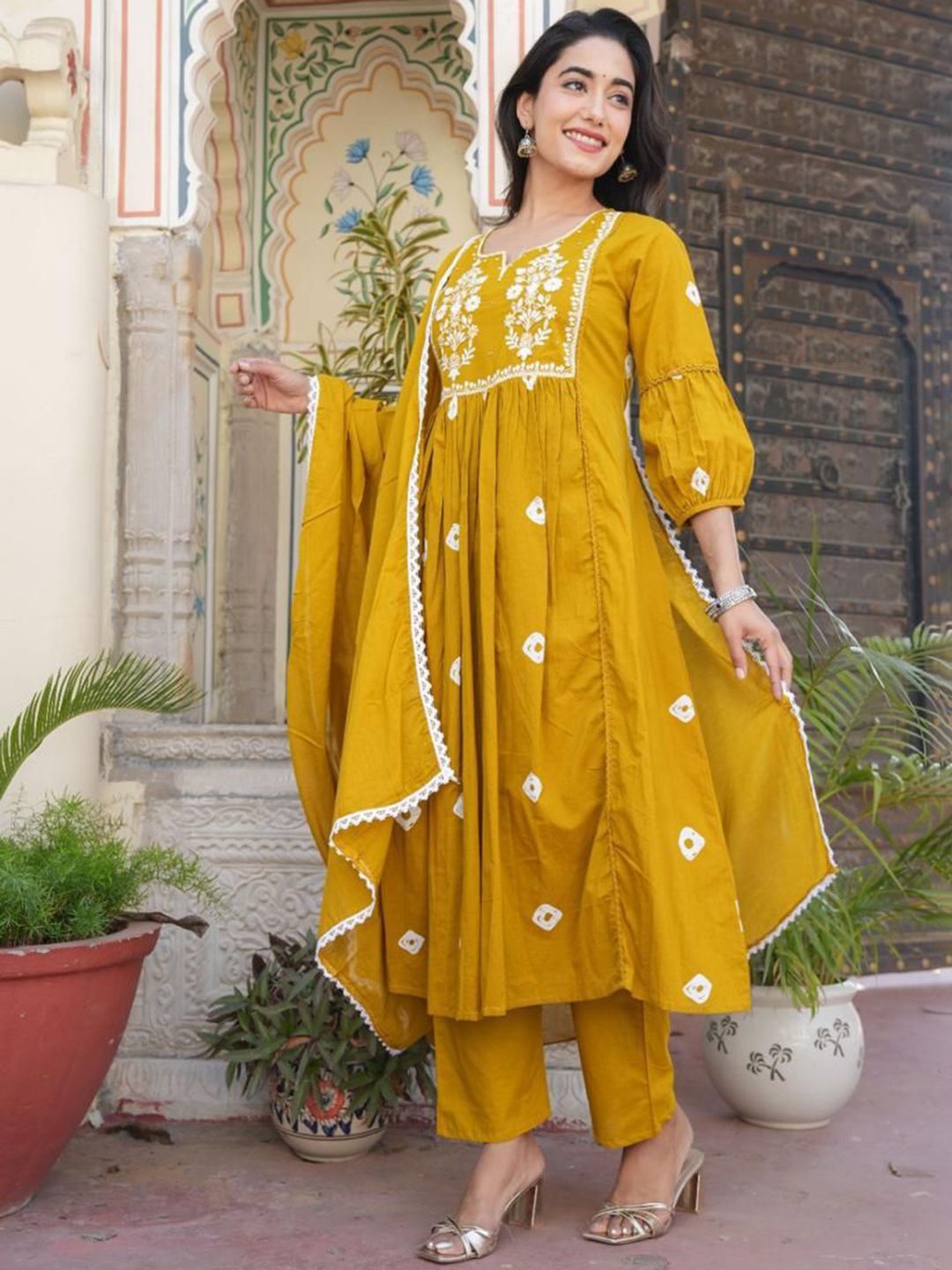 Dhiyona KL Women Floral Embroidered Kurta with Trousers & Dupatta