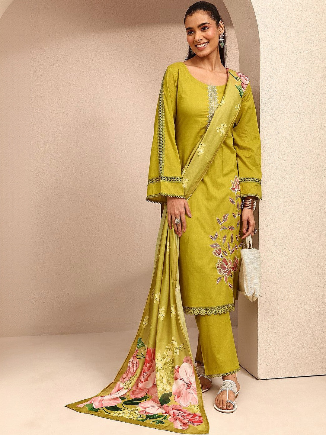 Women Floral Embroidered Regular Thread Work Kurta with Trousers & With Dupatta