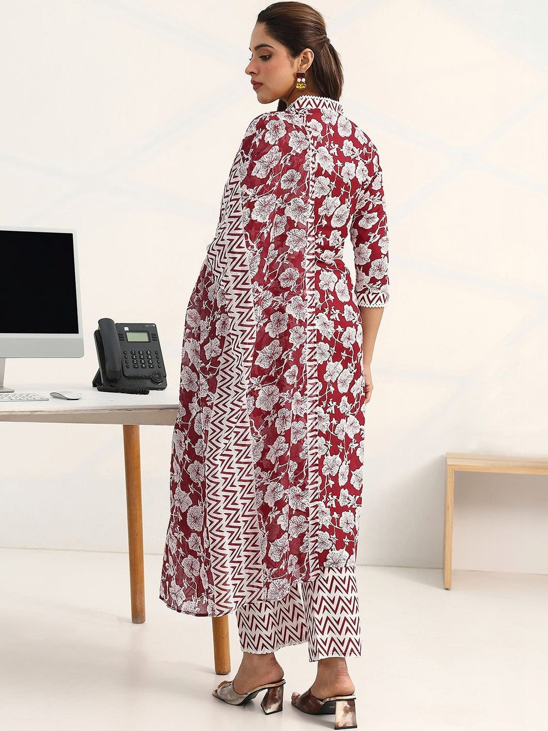 Women Floral Printed Regular Kurta with Trousers & With Dupatta