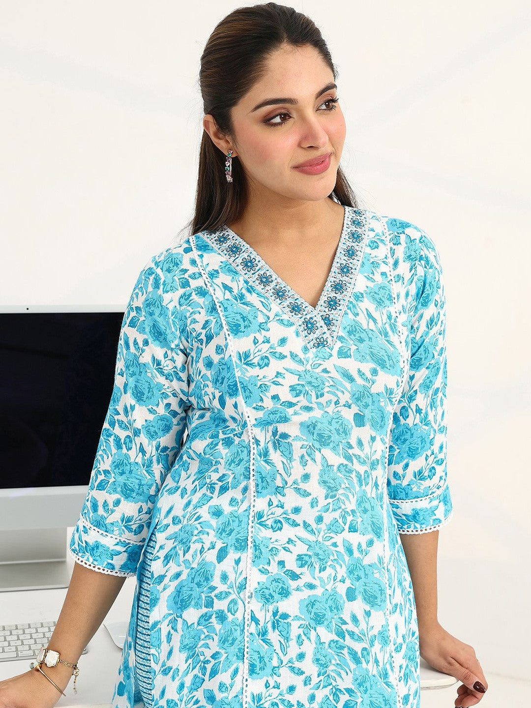 Women Floral Printed Regular Kurta with Trousers & With Dupatta
