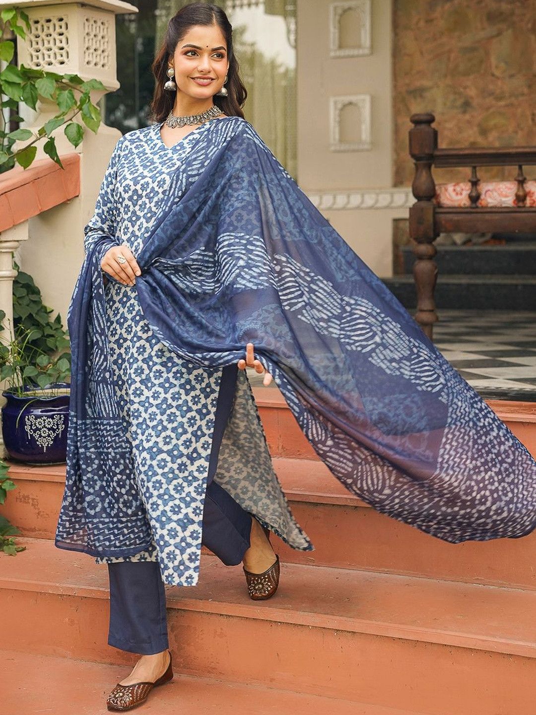 Dhiyona KL Ethnic Motifs Printed Straight Kurta With Trouser & Dupatta