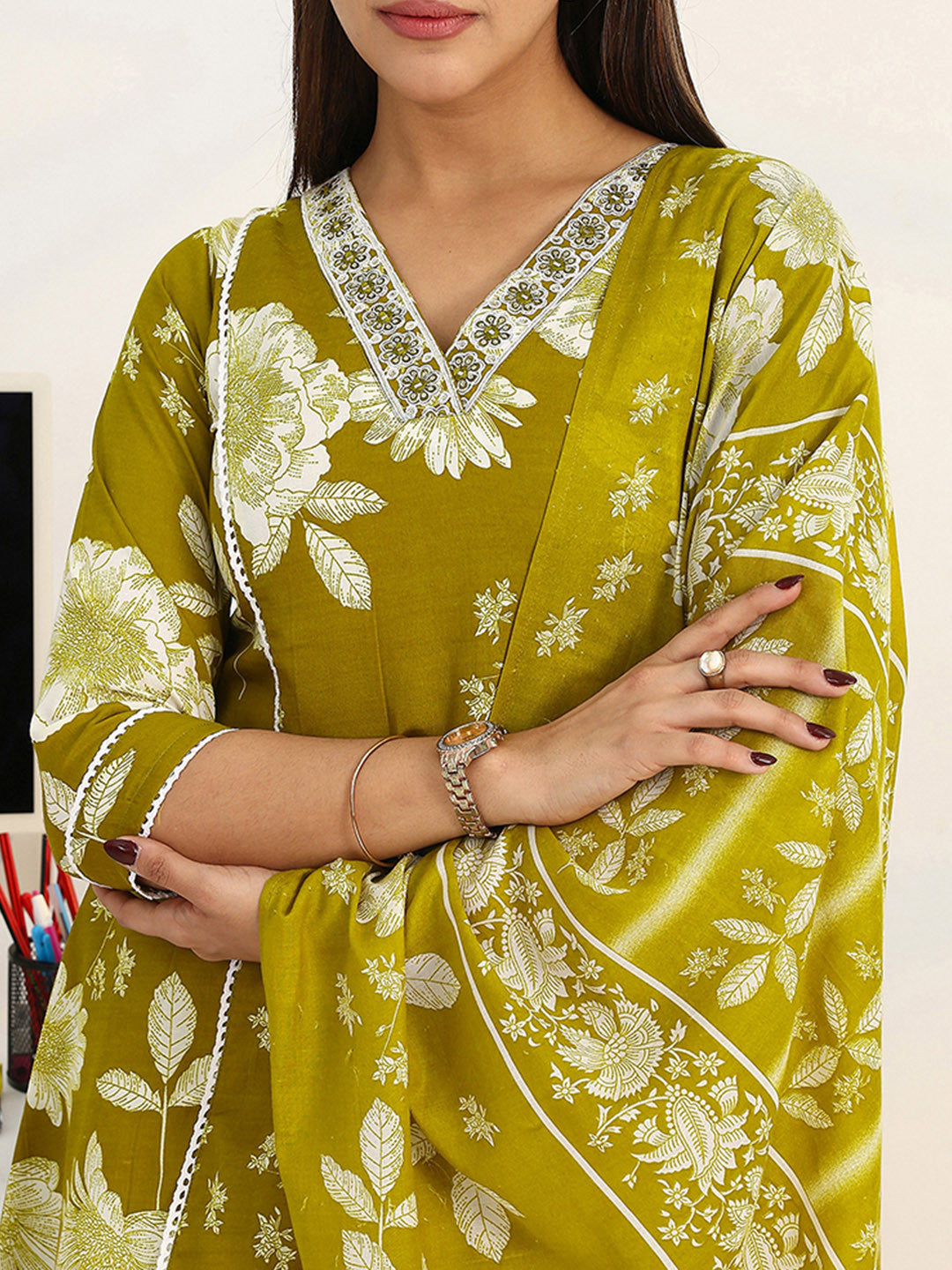 Women Floral Printed Regular Kurta with Trousers & With Dupatta