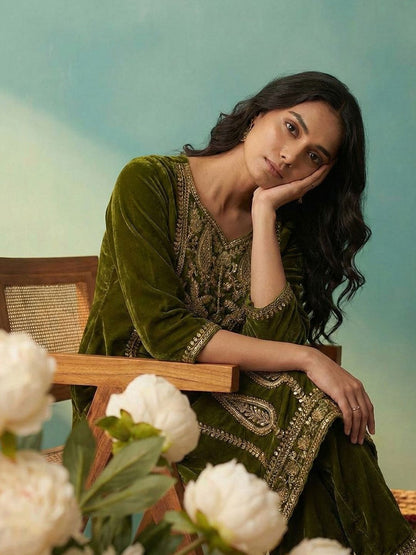 Dhiyona CH Women Ethnic Motifs Embroidered Regular Thread Work Velvet Kurta with Trousers & With Dupatta