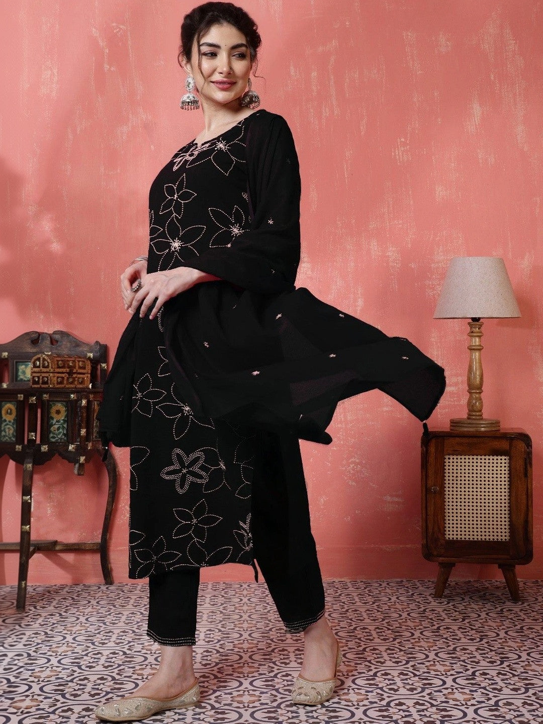 Women Floral Embroidered Regular Thread Work Kurta with Trousers & With Dupatta