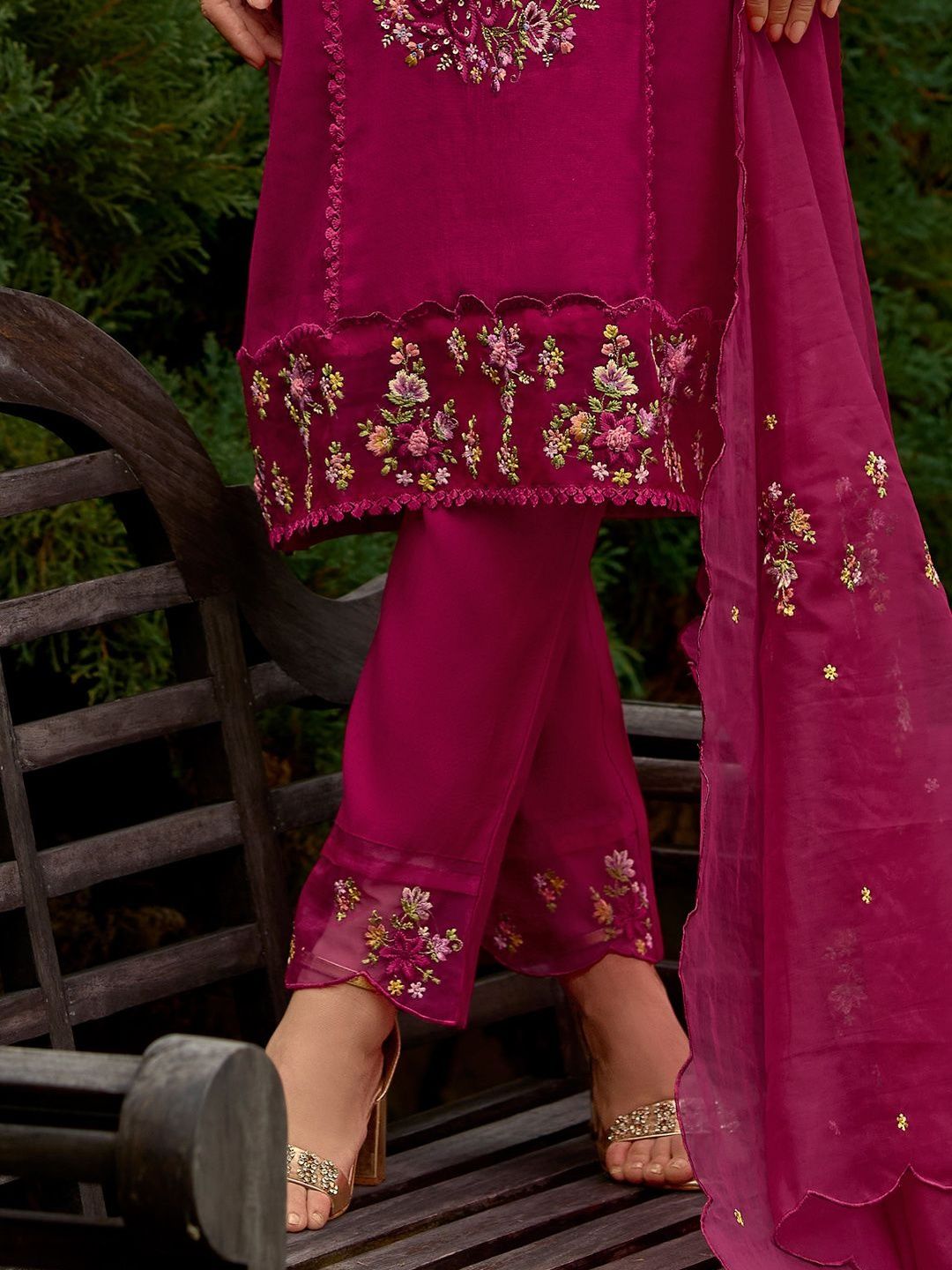 Women Floral Embroidered Regular Thread Work Kurta with Trousers & With Dupatta