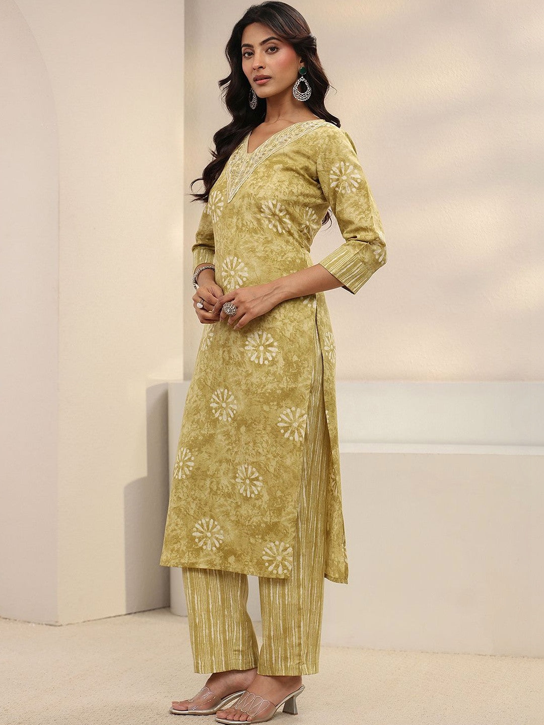 Women Ethnic Motifs Printed Regular Thread Work Kurta with Trousers & With Dupatta