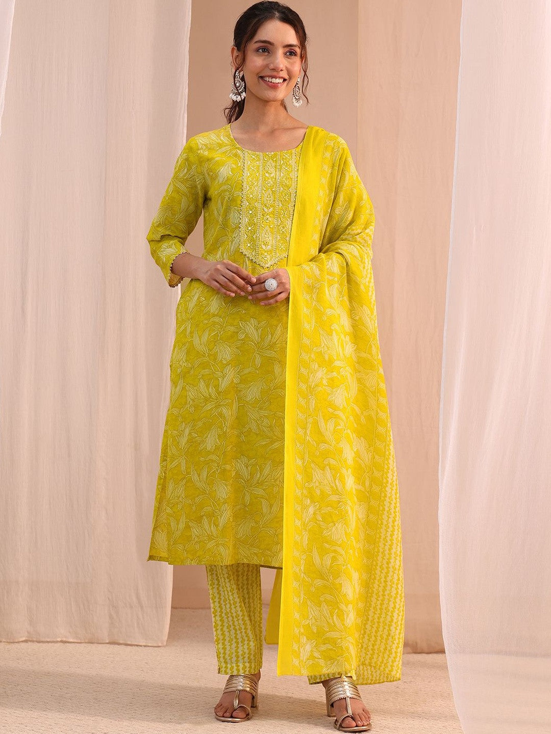 Women Floral Printed Regular Thread Work Kurta with Trousers & With Dupatta