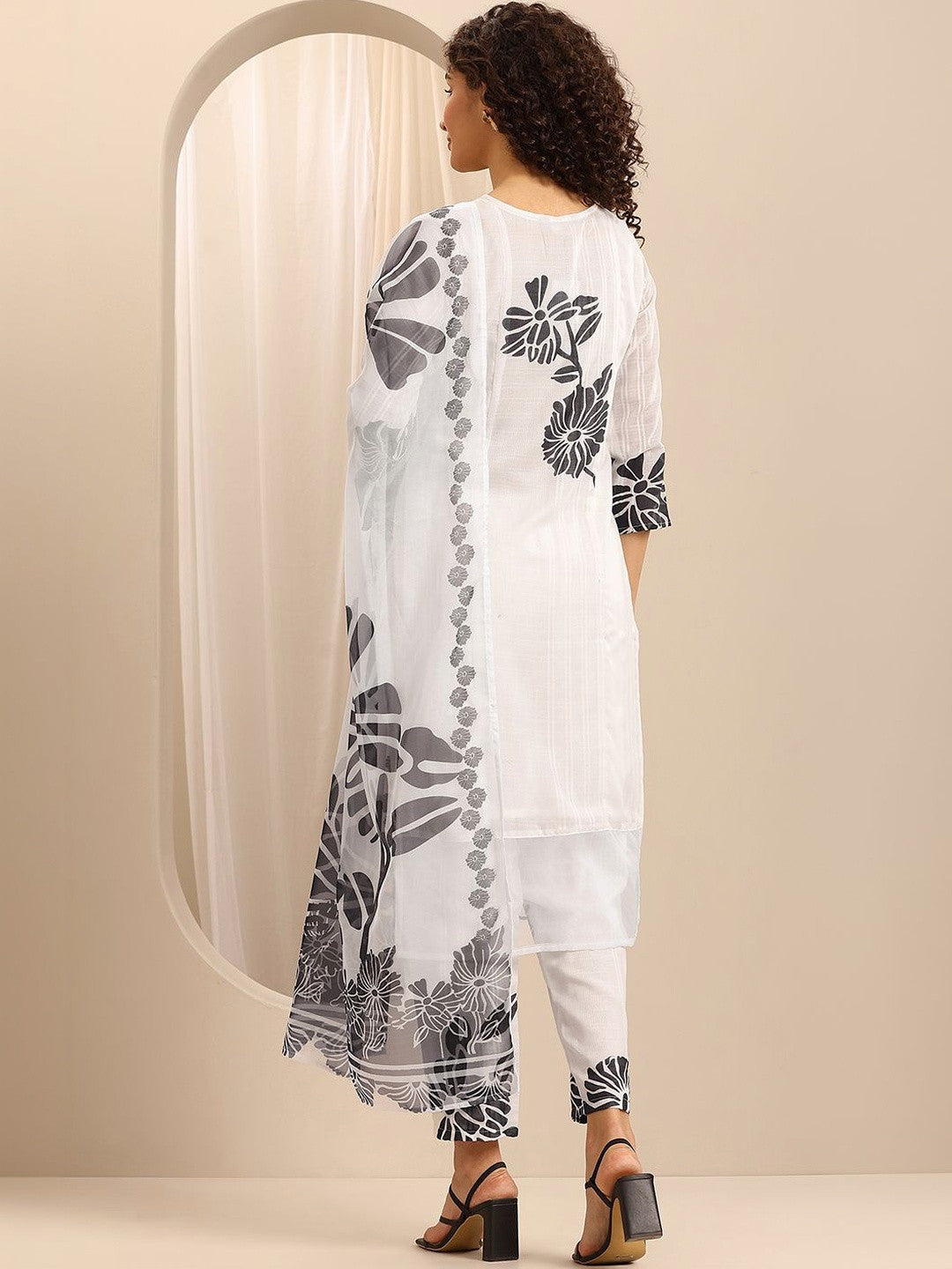 Women Floral Printed Regular Kurta with Trousers & With Dupatta