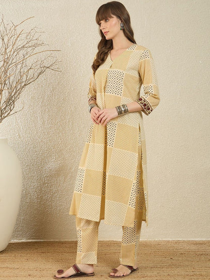Dhiyona IE Printed V-Neck Three-Quarter Sleeves Pure Cotton Top With Trousers