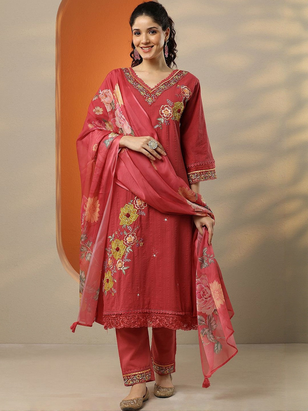 Women Floral Embroidered Regular Thread Work Kurta with Trousers & Dupatta
