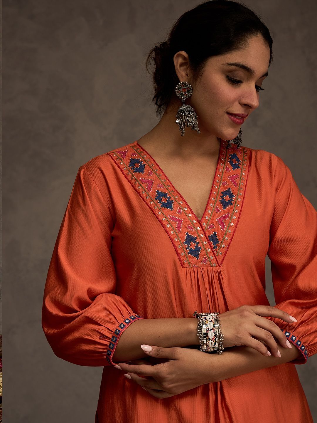 Dhiyona IE Women Ethnic Motifs Embroidered Regular Thread Work Kurta with Trouser