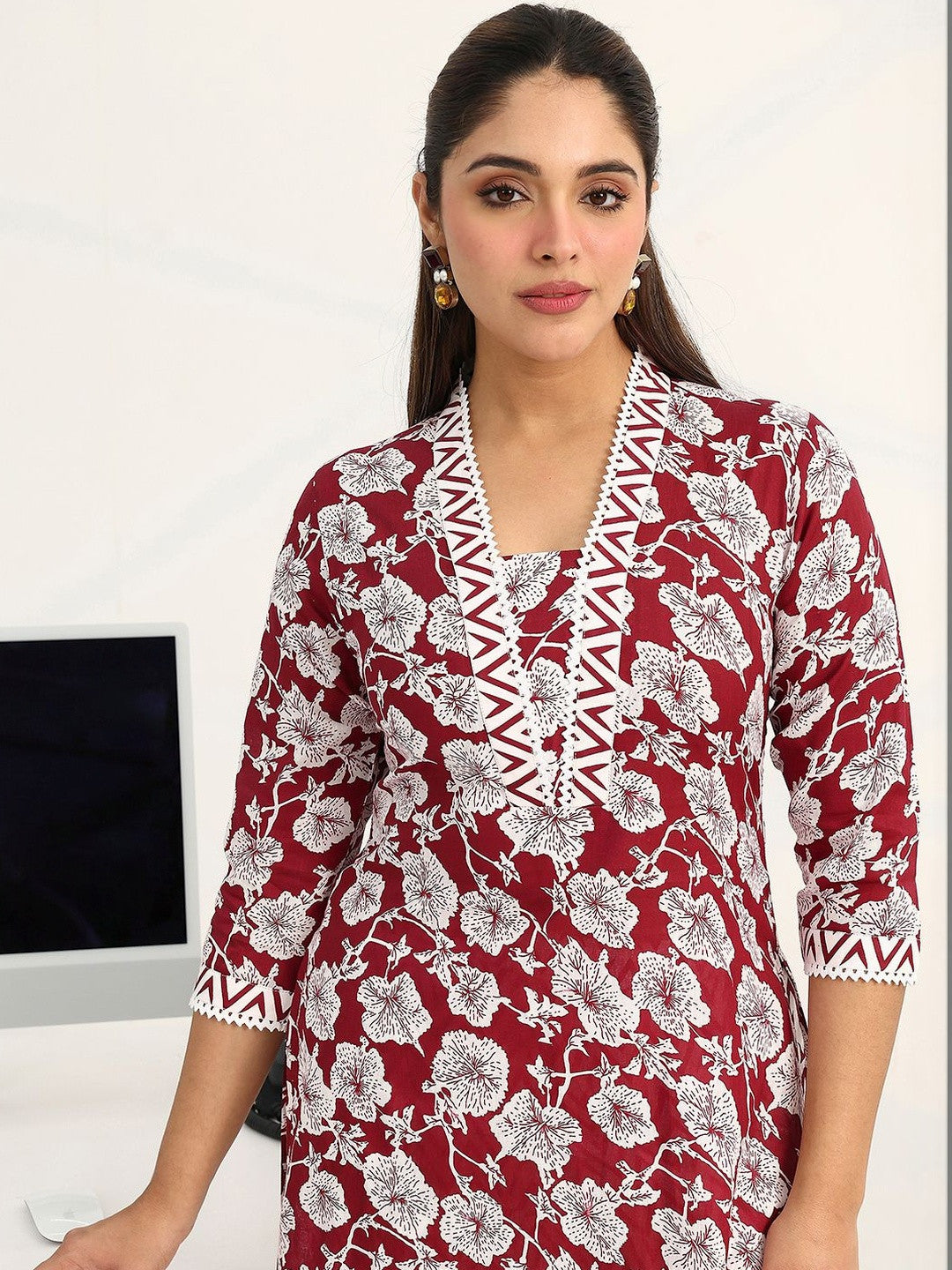 Women Floral Printed Regular Kurta with Trousers & With Dupatta