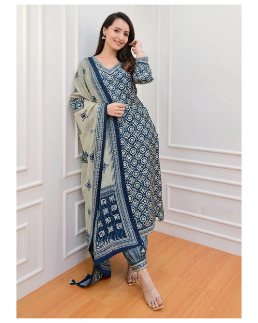 Women Green Embroidered, Printed Viscose Rayon Kurta, Pant And Dupatta Set