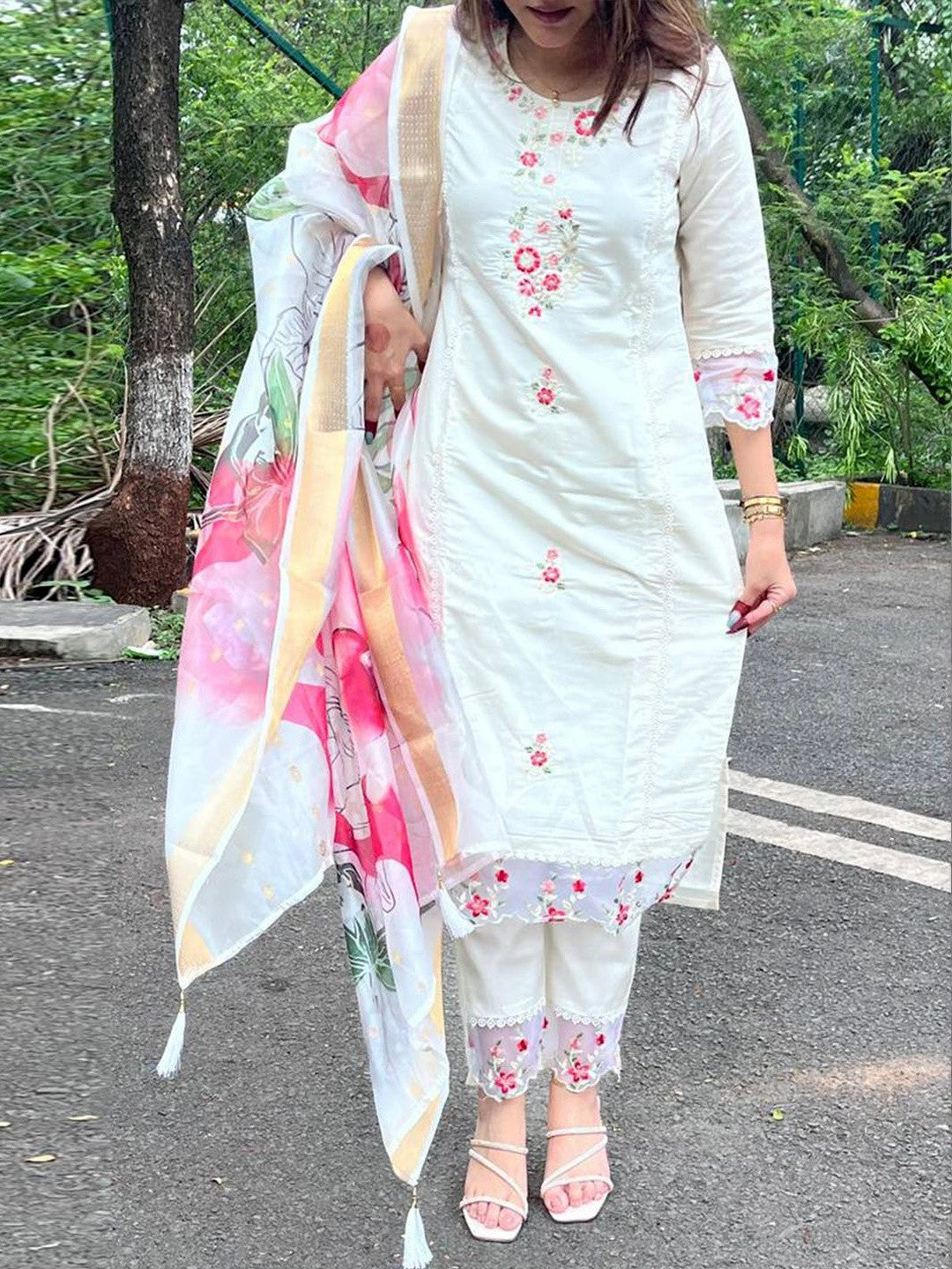 Women Floral Embroidered Regular Thread Work Kurta with Trousers & With Dupatta