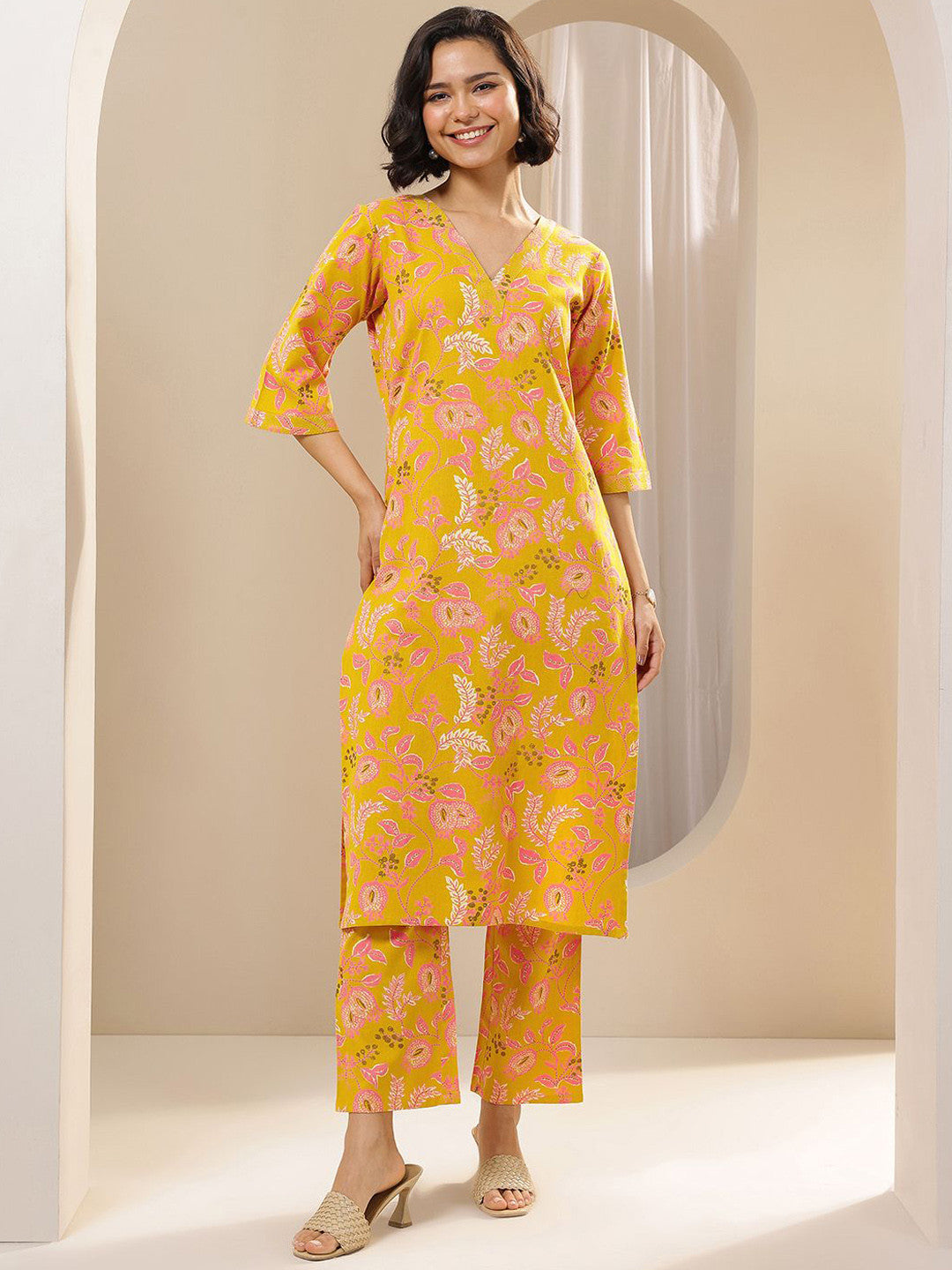 Women Floral Printed Regular Kurta with Trousers