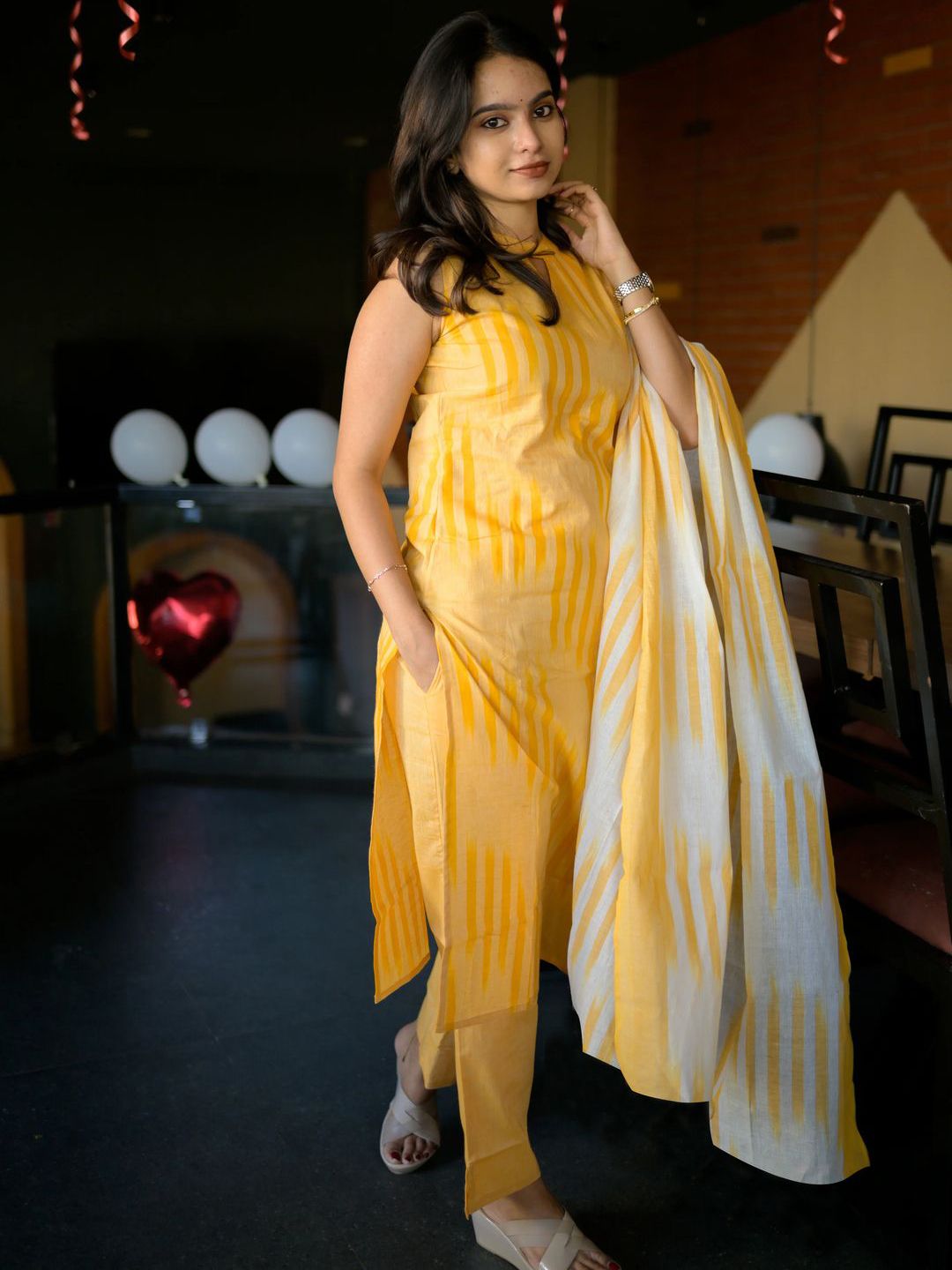Dhiyona KL Women Striped Straight Kurta with Trousers & Dupatta