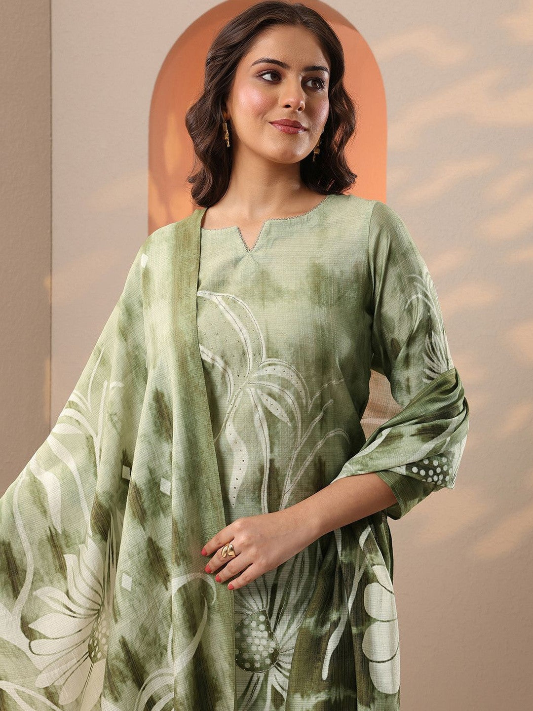 Women Floral Printed Regular Kurta with Trousers & With Dupatta