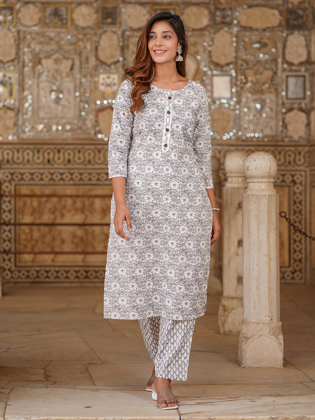 Women White Floral Straight Kurta Pant Set