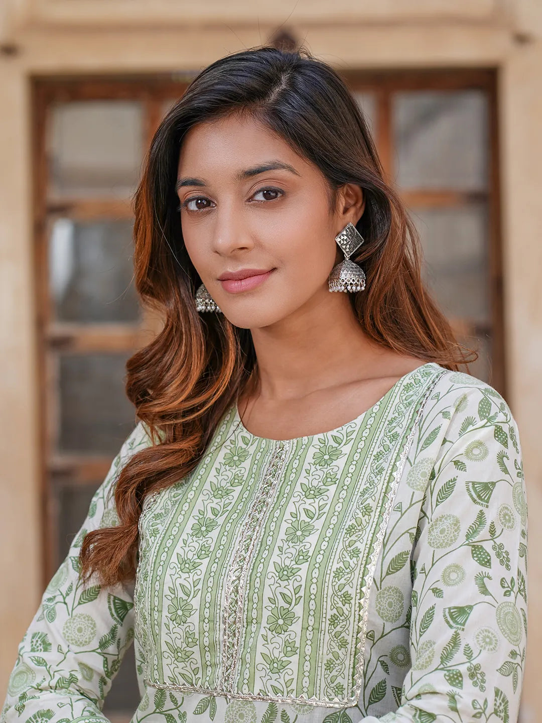 Women White And Green Floral Straight Kurta Pant Set