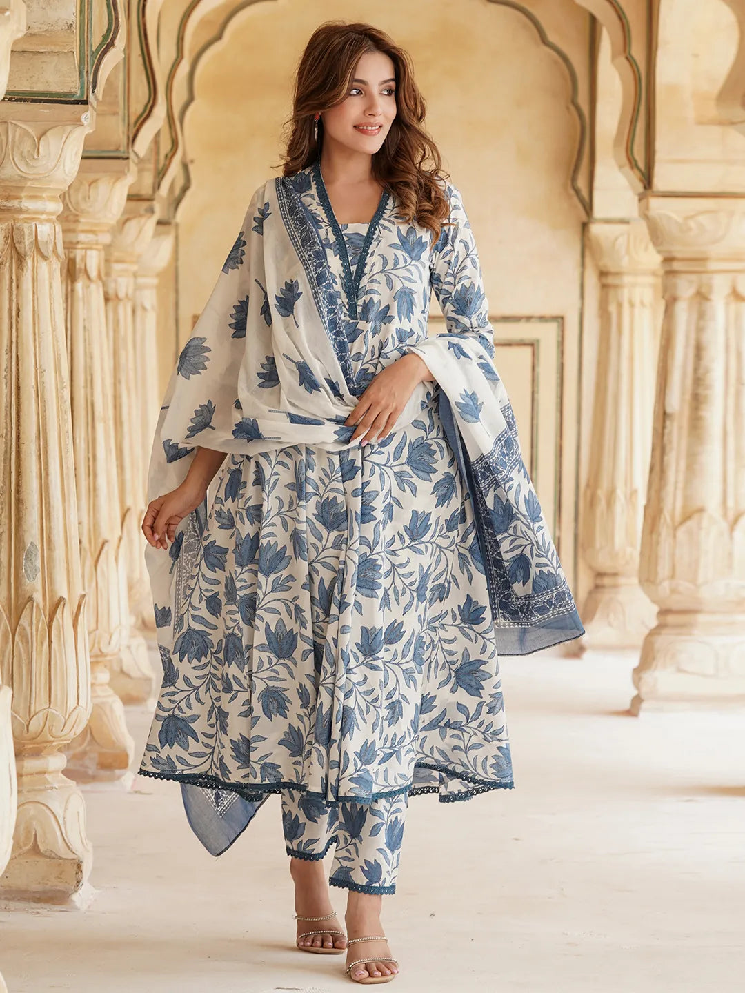 Blue & white Floral Printed Regular Pure Cotton Kurta & Trousers With Dupatta