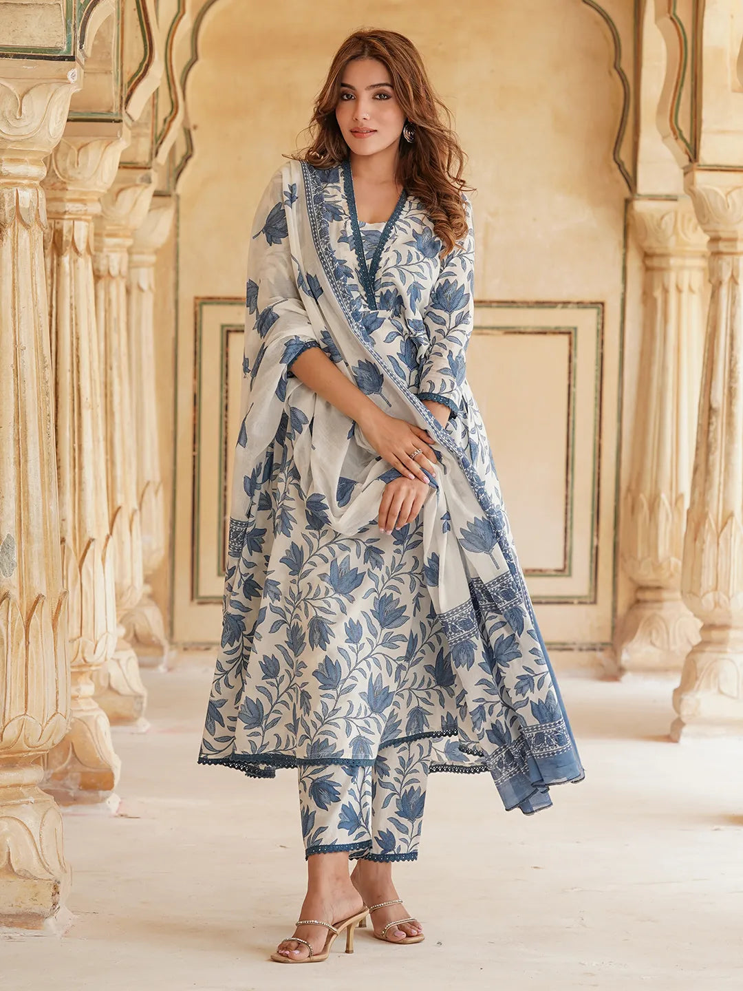 Blue & white Floral Printed Regular Pure Cotton Kurta & Trousers With Dupatta