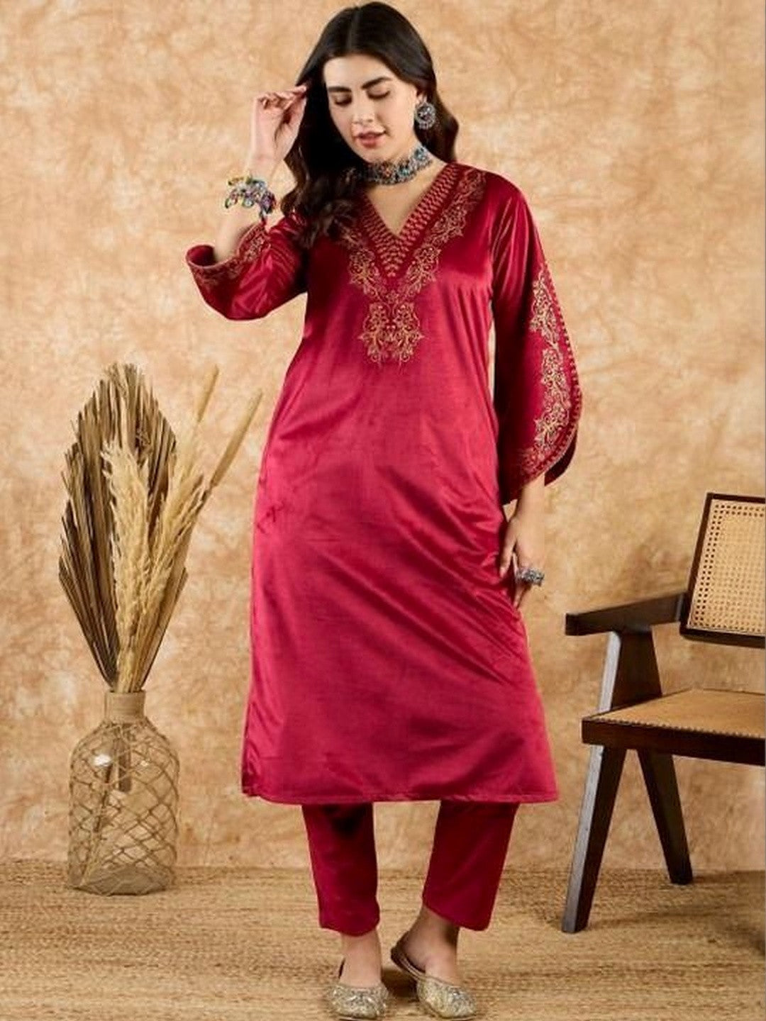 Dhiyona SN Winter Printed Velvet V-Neck Kurta & Trousers Kurta Set