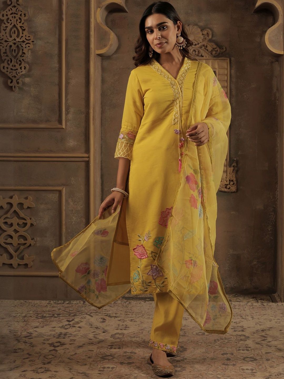 Dhiyona IE Women Floral Embroidered Kurta with Trousers & Dupatta