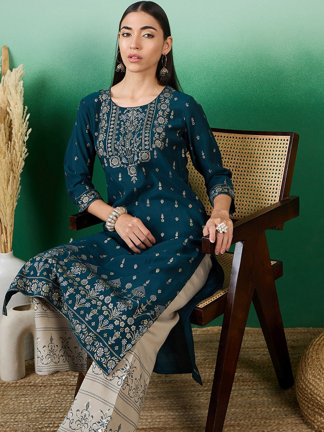 Women Floral Thread Work Round Neck Kurta Sets
