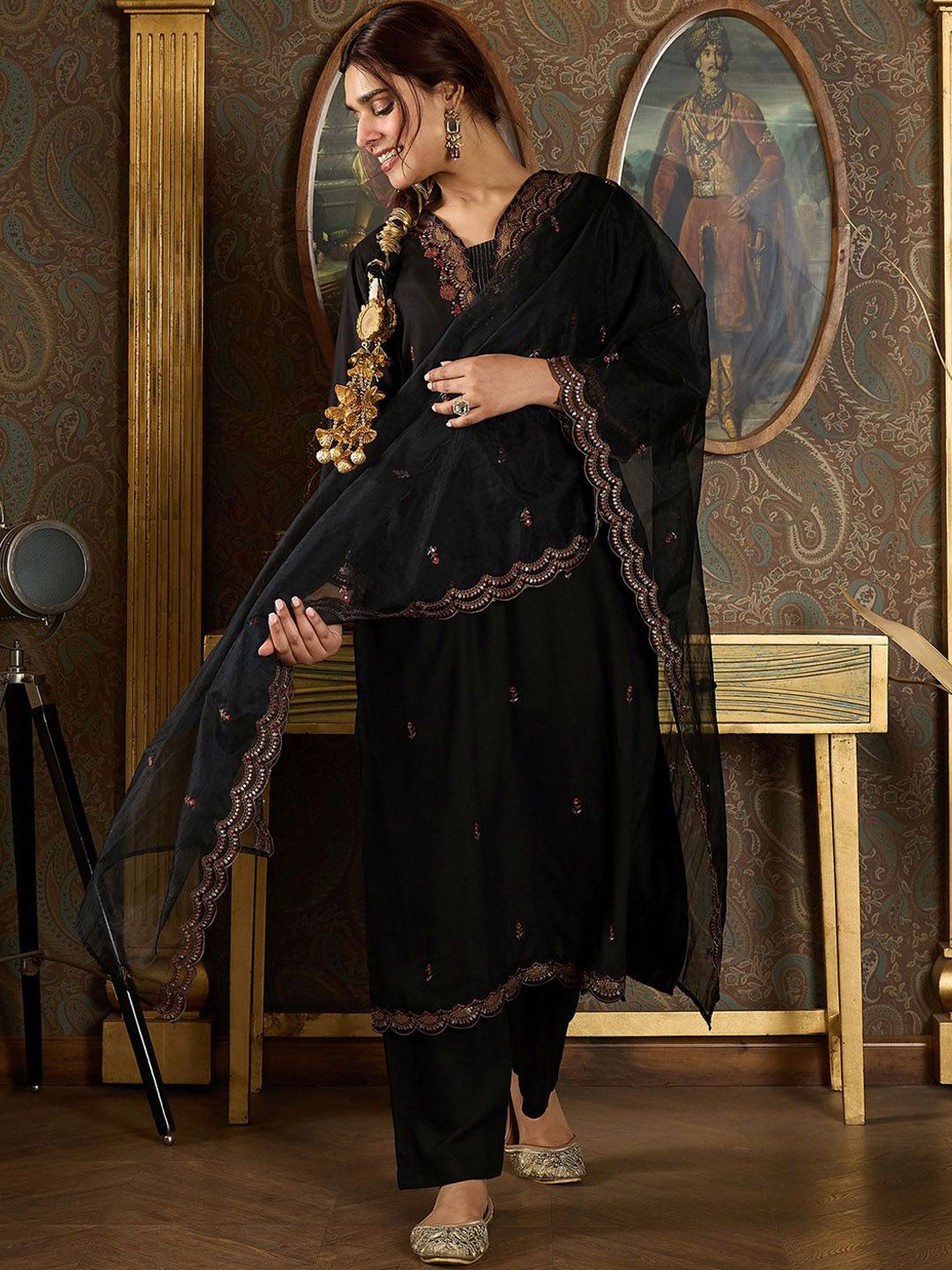 Dhiyona IE Ethnic Motifs Embroidered Thread Work Kurta with Trousers & Dupatta