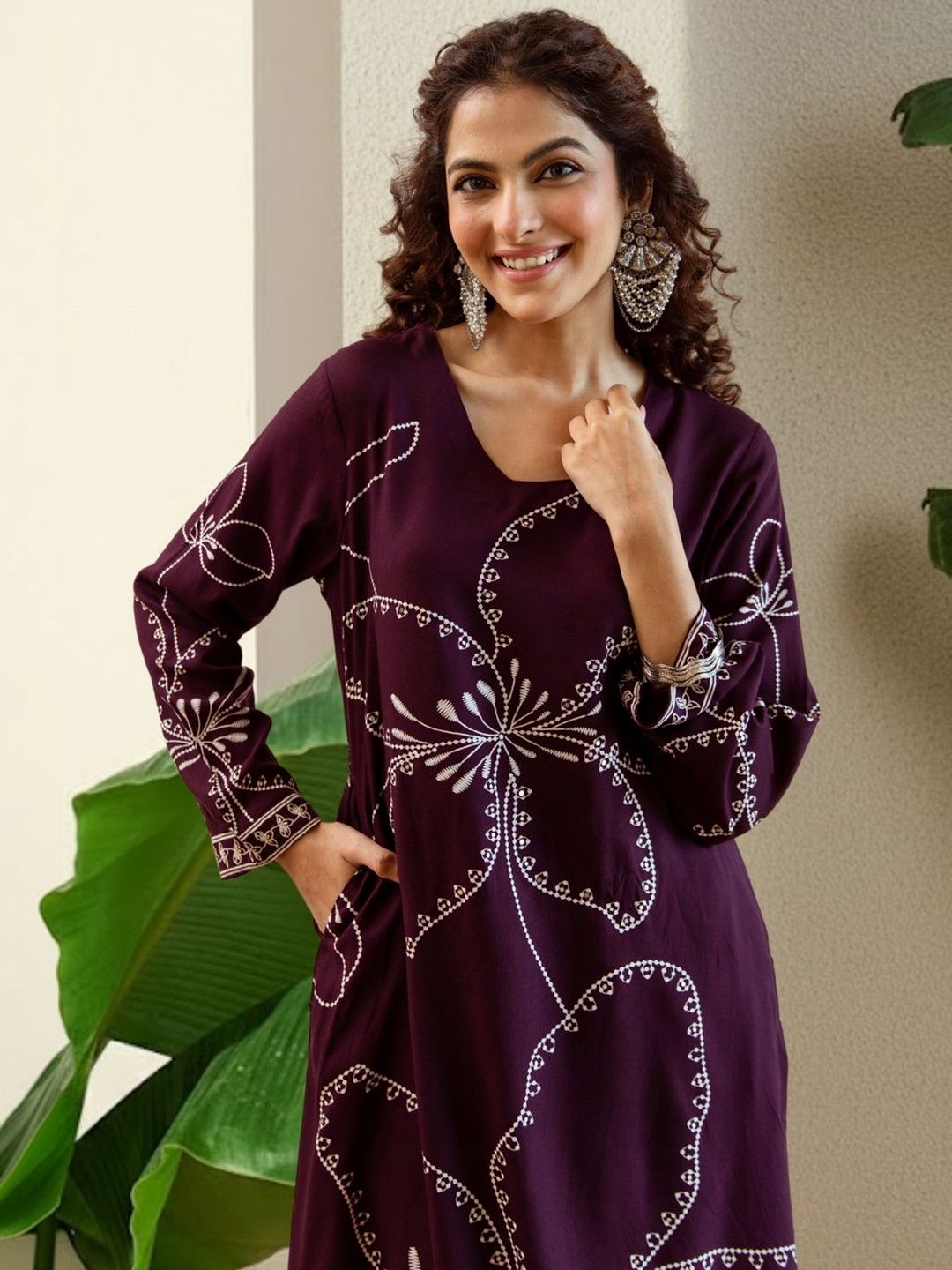 Dhiyona IE Women Floral Embroidered Regular Thread Work Kurta with Trousers