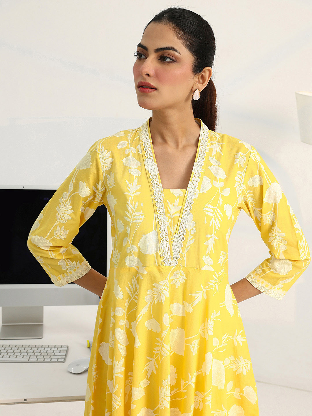 Women Floral Printed Regular Cotton Blend Kurta with Trousers & With Dupatta