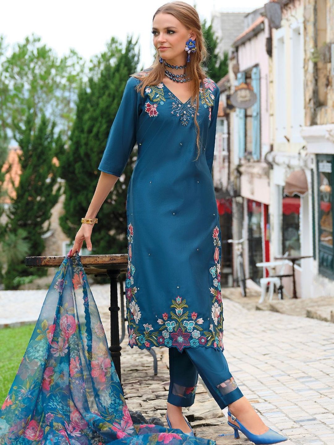 Dhiyona IE Women Floral Embroidered Regular Thread Work Liva Kurta with Trousers & With Dupatta