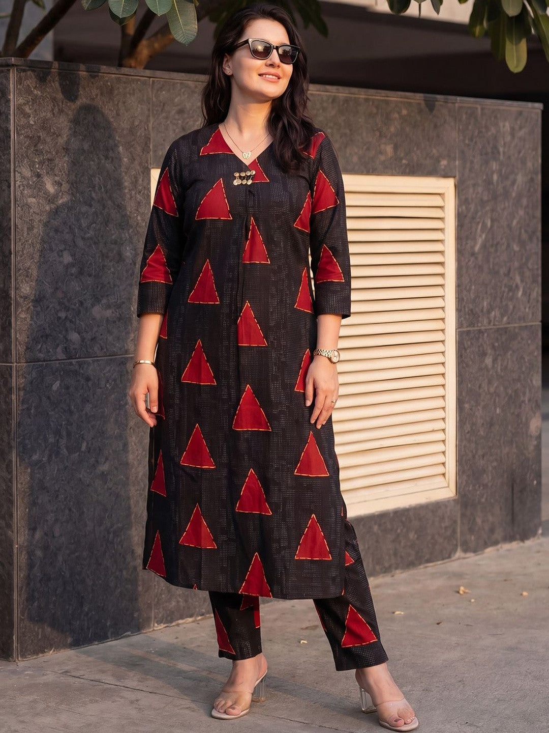 Women Printed Regular Kurta with Trousers
