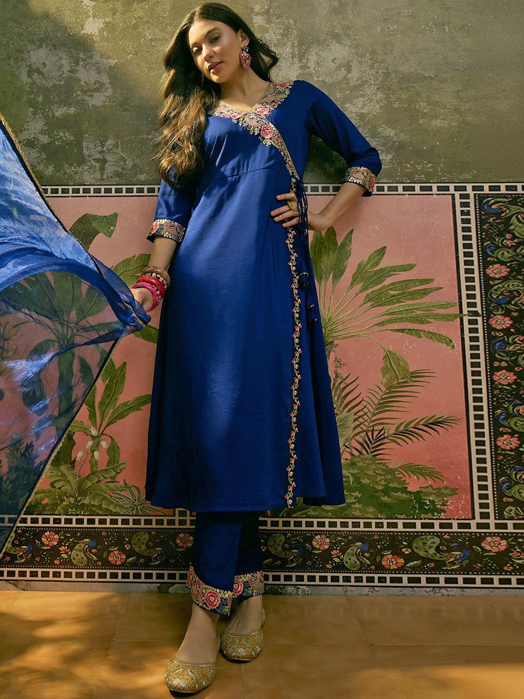 Dhiyona SN Embroidered V-Neck Kurta Sets