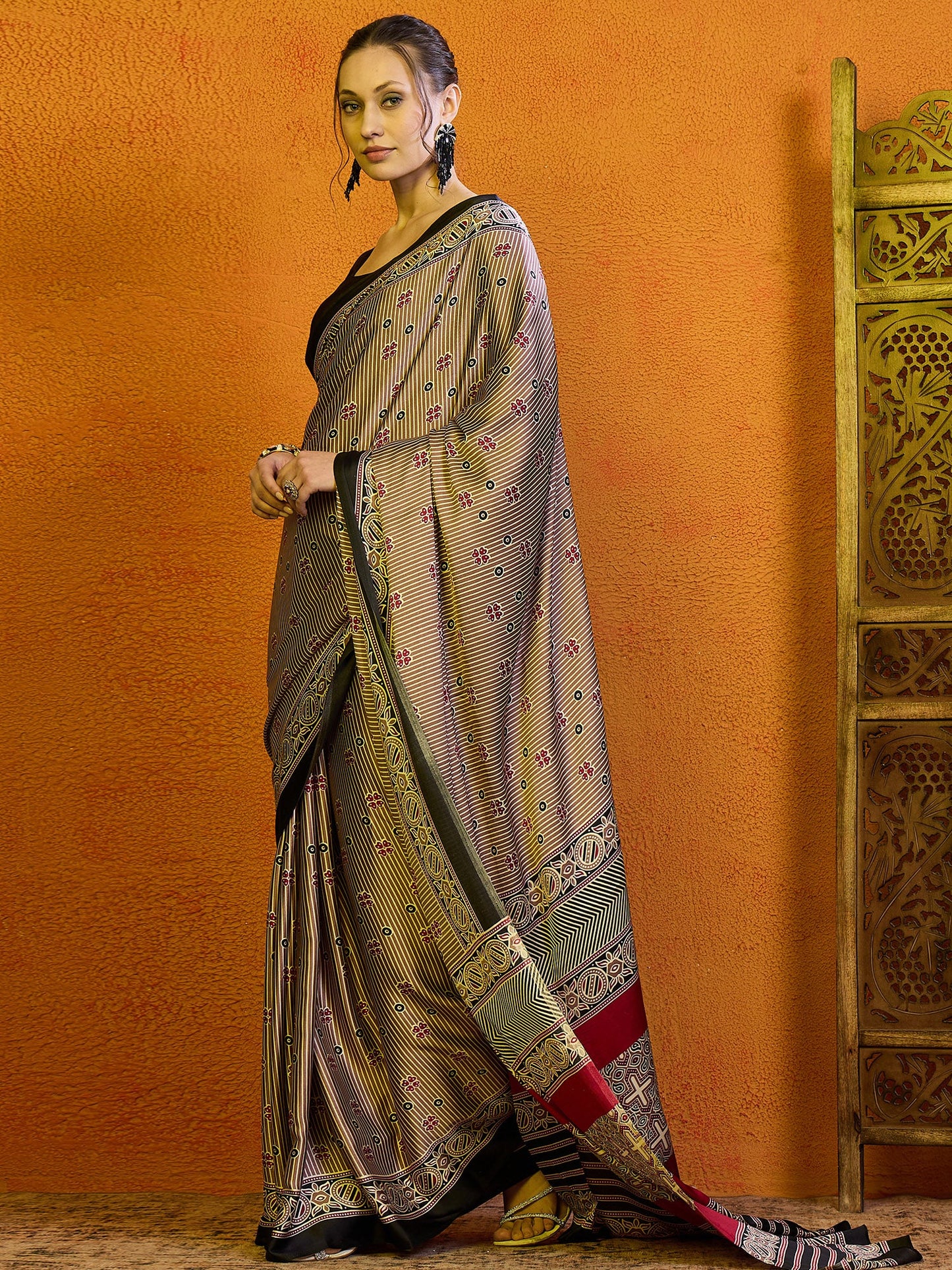 Women's Satin Magenta Printed Designer Saree With Blouse Piece