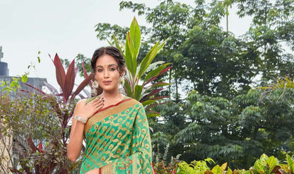 Dhiyona GR Women's Kanishka Ombre Green Zari Woven Design Banarasi Organza Saree