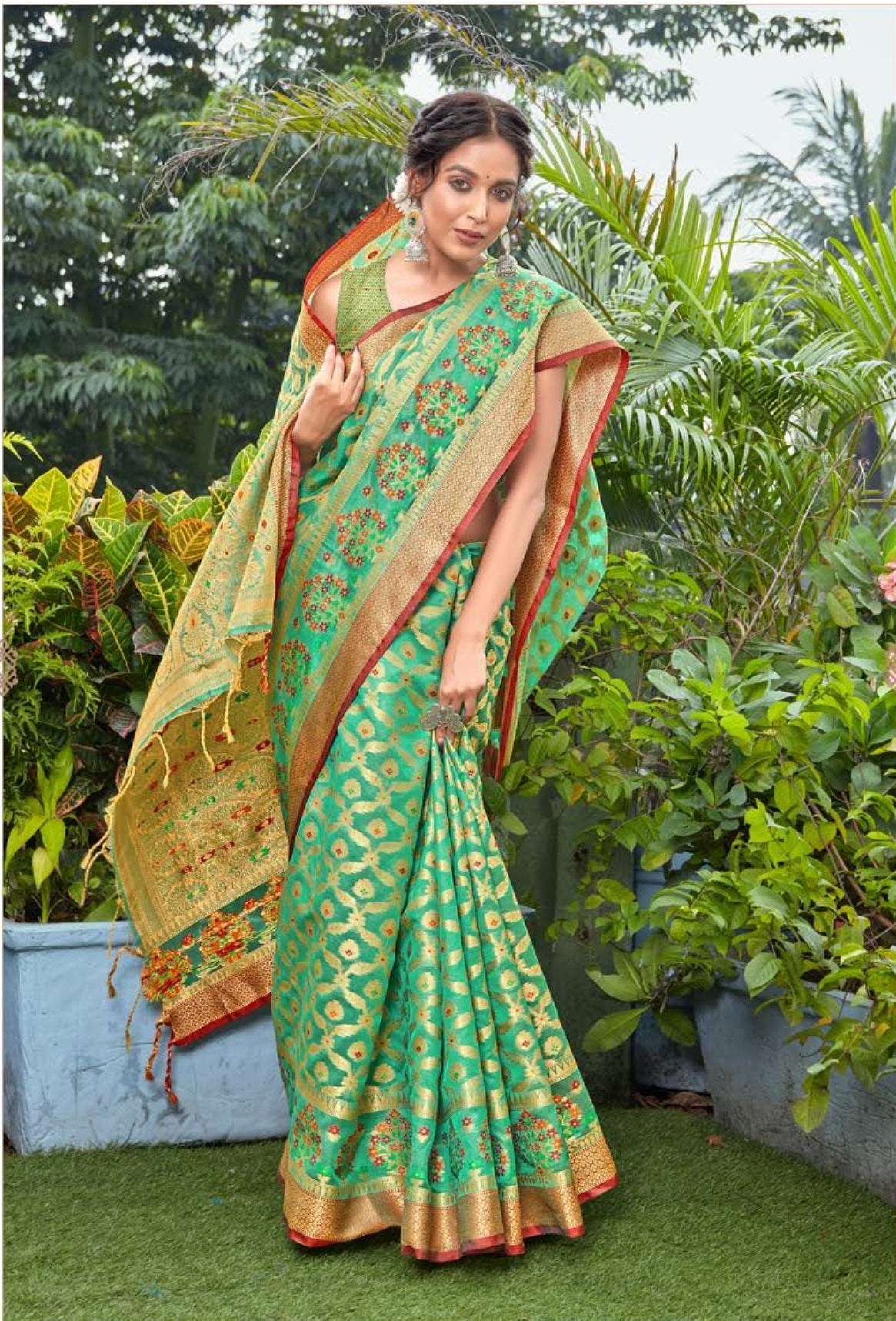 Dhiyona GR Women's Kanishka Ombre Green Zari Woven Design Banarasi Organza Saree