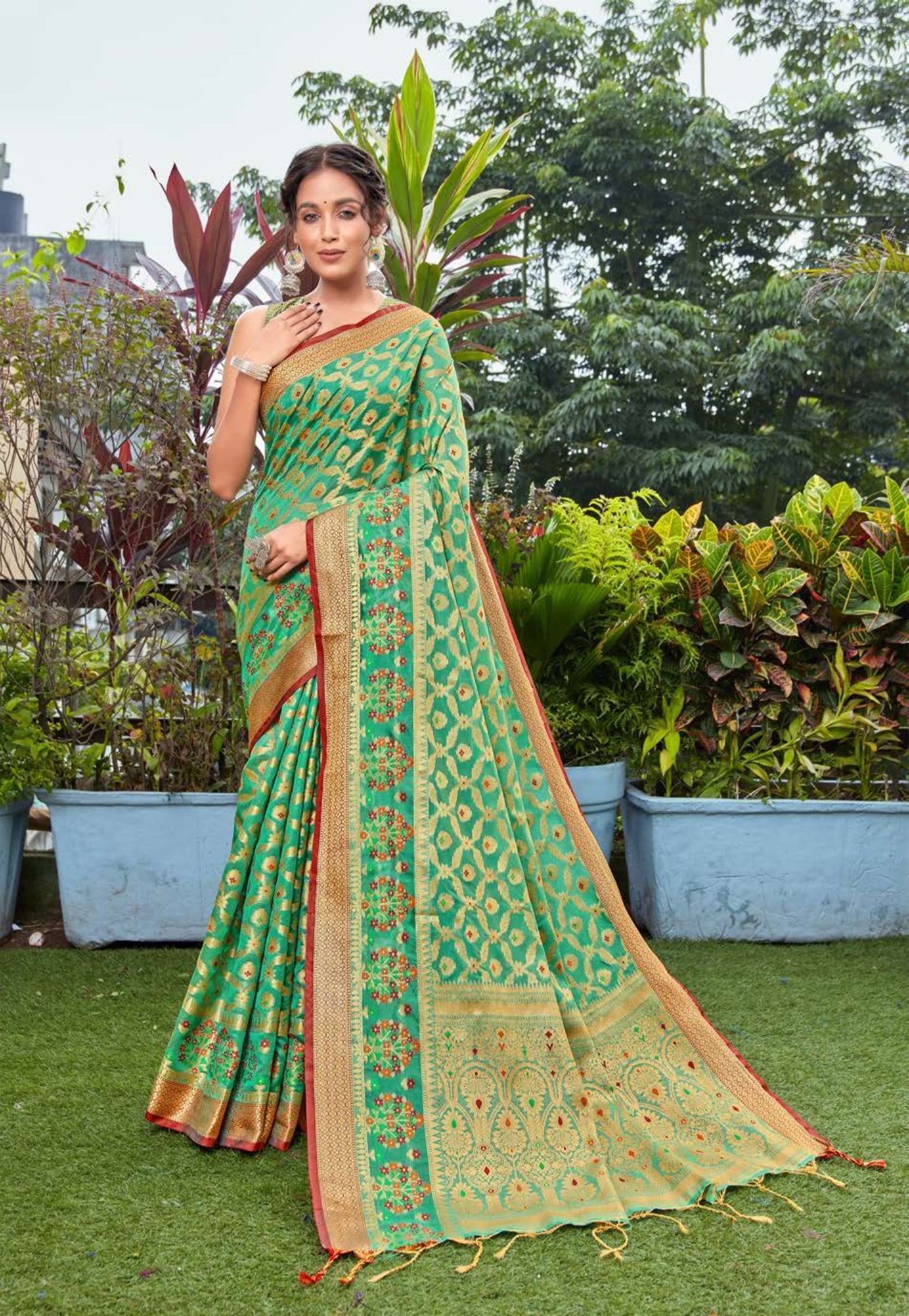 Dhiyona GR Women's Kanishka Ombre Green Zari Woven Design Banarasi Organza Saree